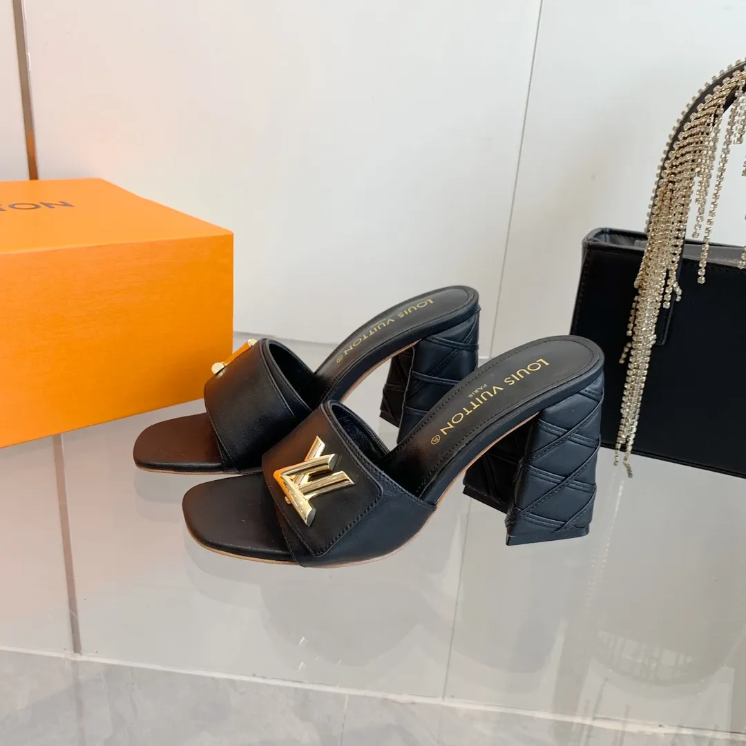 👟👟Ex-factory price 520👟👟 LV | Louis Vuitton ²⁰²³ 𝐬𝐬 🧡💚2️⃣0️⃣2️⃣4️⃣Early spring new model, top version⚠️ The counter features the latest models, square toe sandals, hard goods are new🆕 ❥Purchase level! Full of high-end feel! A popular model among bloggers at home and abroad, it’s retro and fashionable and looks amazing on your feet! Mainly recommended model on the official website★ ━━━━━ ЅᏇєєt ━━━━━ ▪️Upper: original cowhide + metal buckle ▪️Lining: imported goatskin lining ▪️Outsole: original Italian leather outsole ▪️Heel height: 5.5cm 9cm ▪️Shoe size: 35-39 (40 and 41 customized items are not returnable or exchangeable)